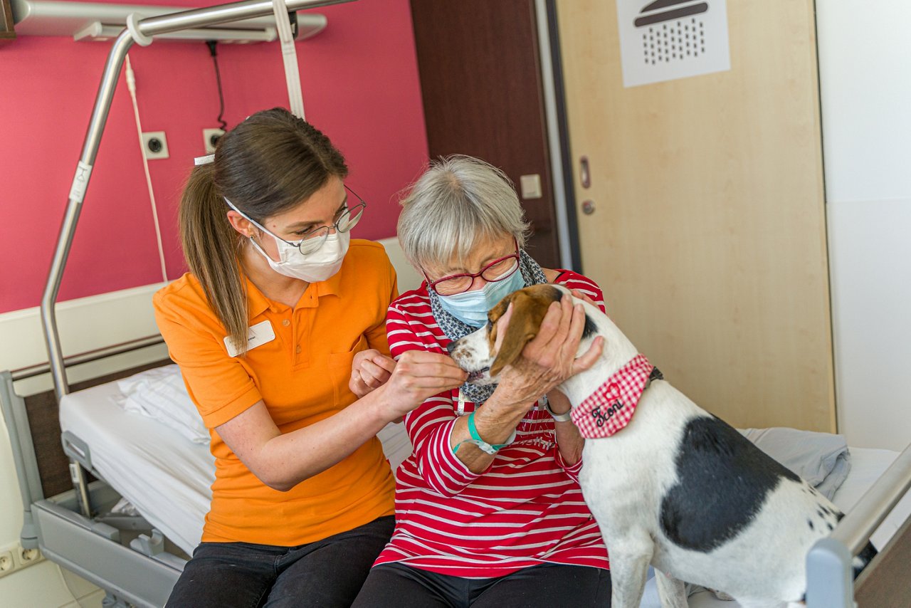 Patientin mit Therapiehund