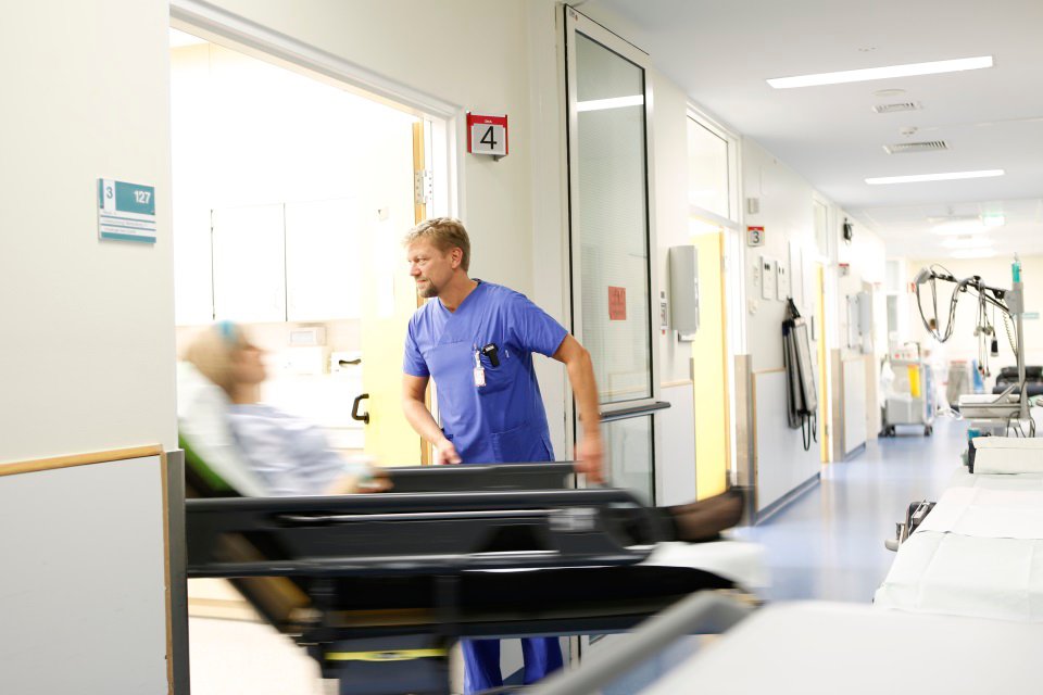 Patient wird in Behandlungsraum 4 gebracht.