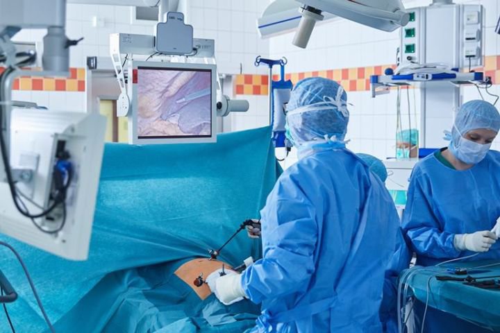 OP-Situation, in der eine Person in OP-Kleidung auf einem Monitor verfolgt, was das Laparoskop aus dem Bauchraum des Patienten anzeigt