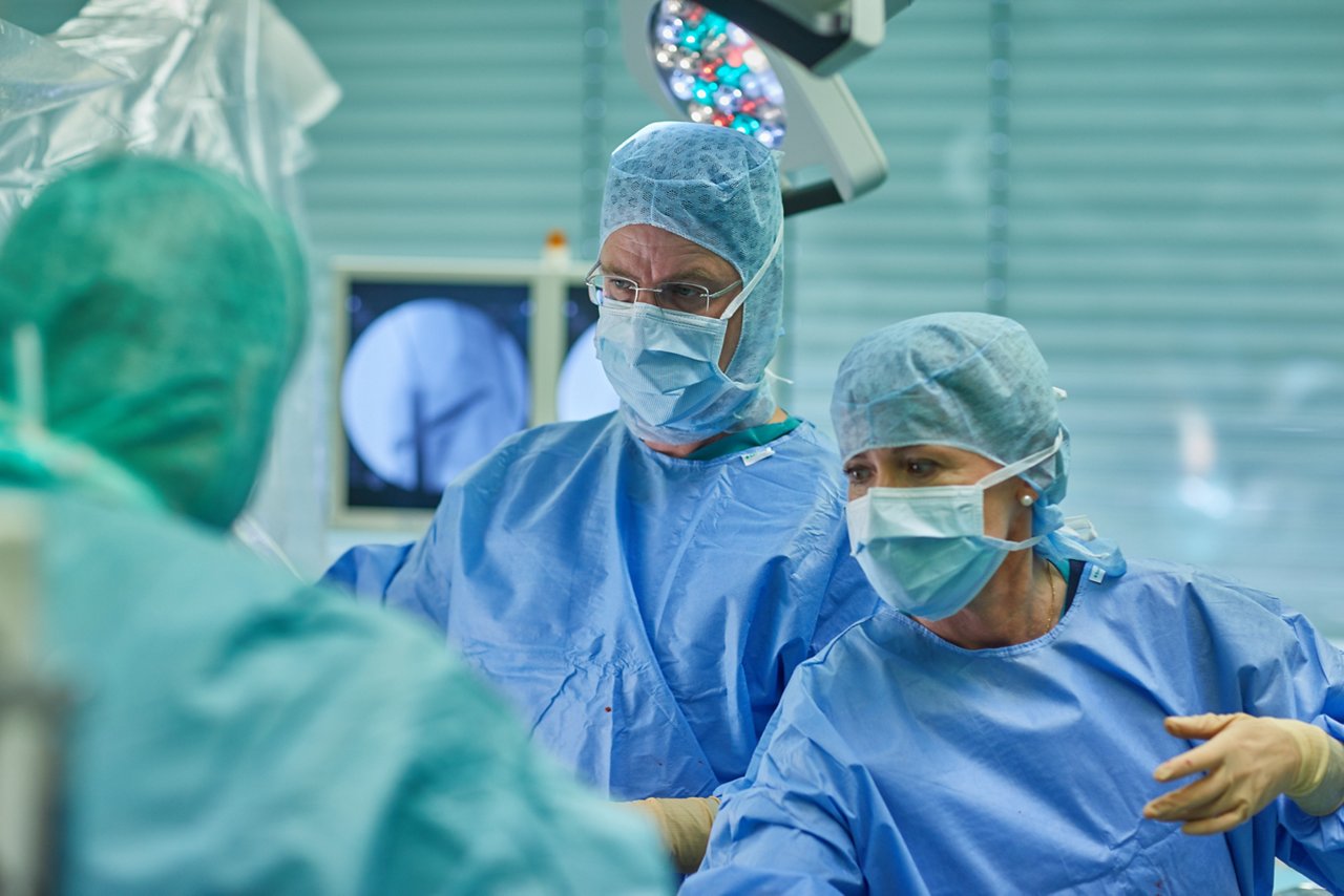 Menschen in OP-Kleidung während einer Operation