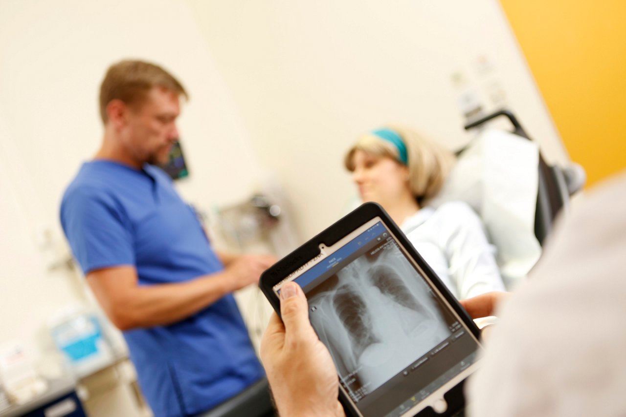 Untersuchung einer Patientin mit Röntgenbild