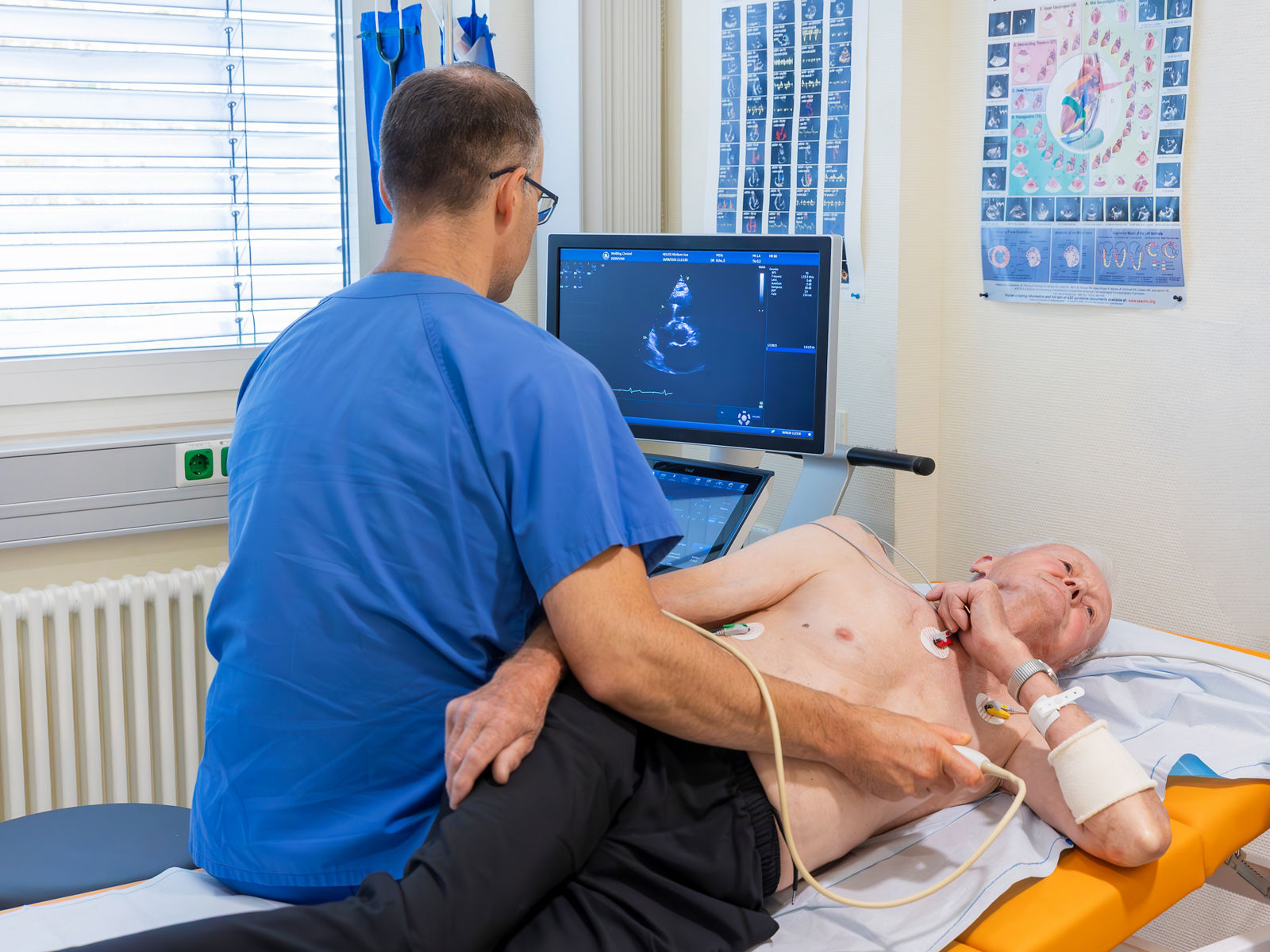 Ein Arzt führt eine Echokardiographie bei einem Patienten durch. Die Untersuchung erfolgt in einer modernen Praxis, um Herzgesundheit zu überprüfen und Diagnosen zu stellen.