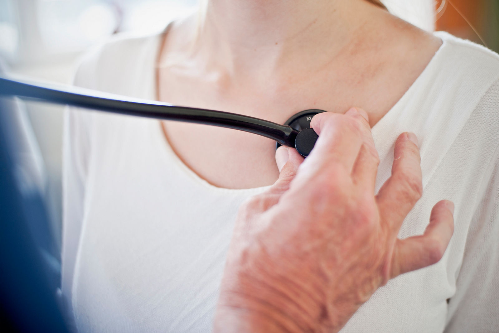 Arzt untersucht Patienten an der Schulter