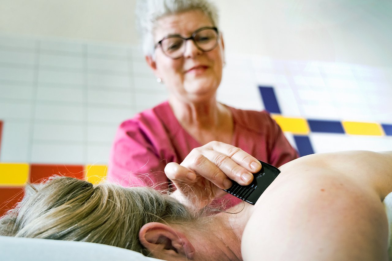 Gua Sha Massage in der Schmerztherapie am Klinikstandort Hettstedt