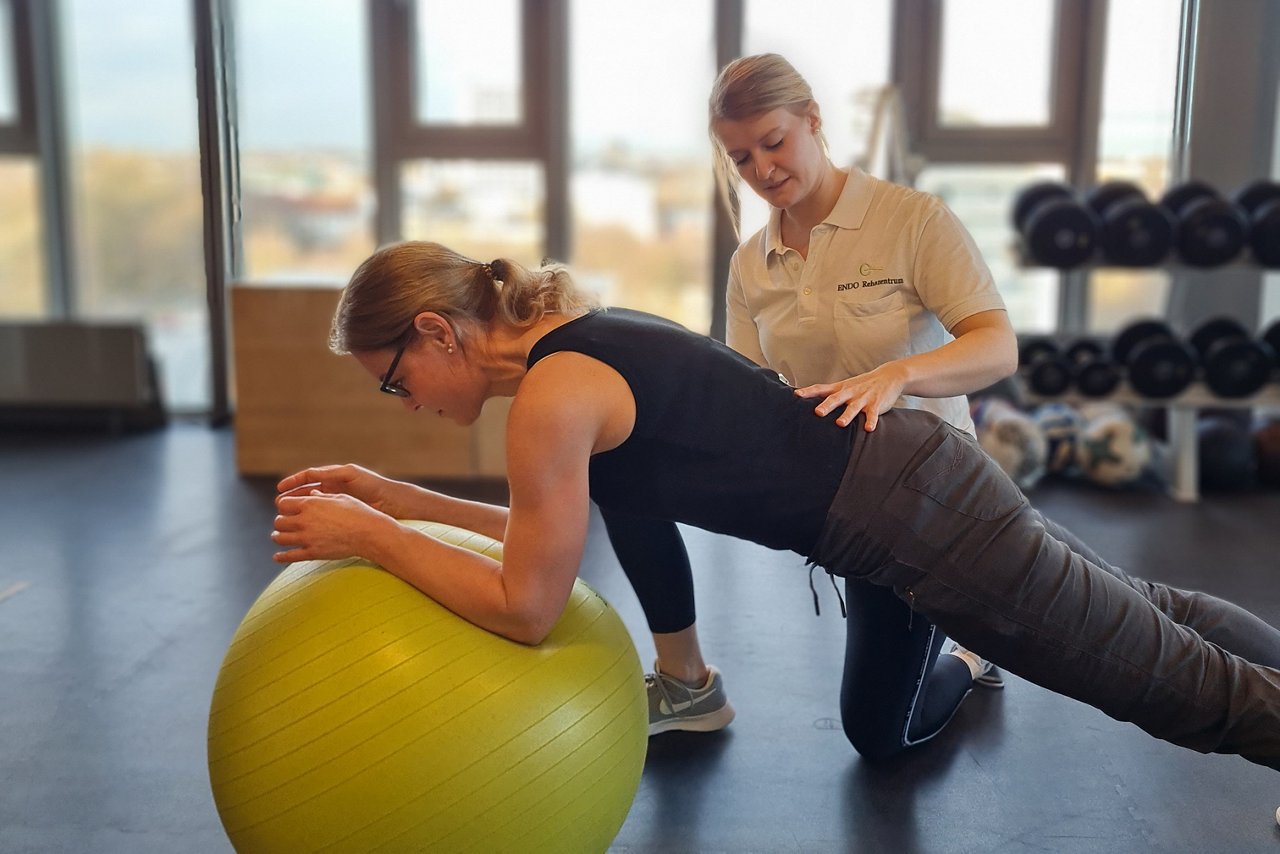 Physiotherapie Training am Ball