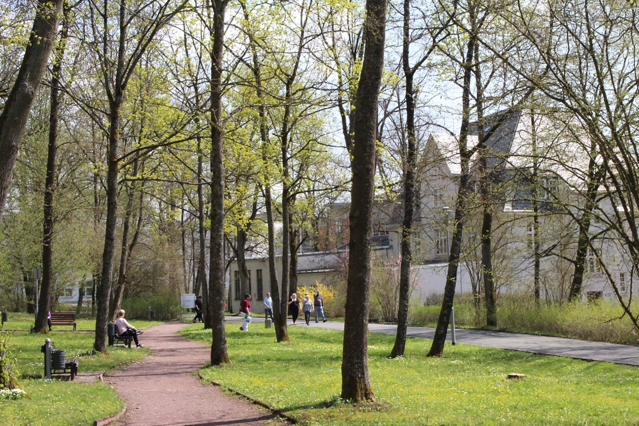 Klinikpark mit Personen