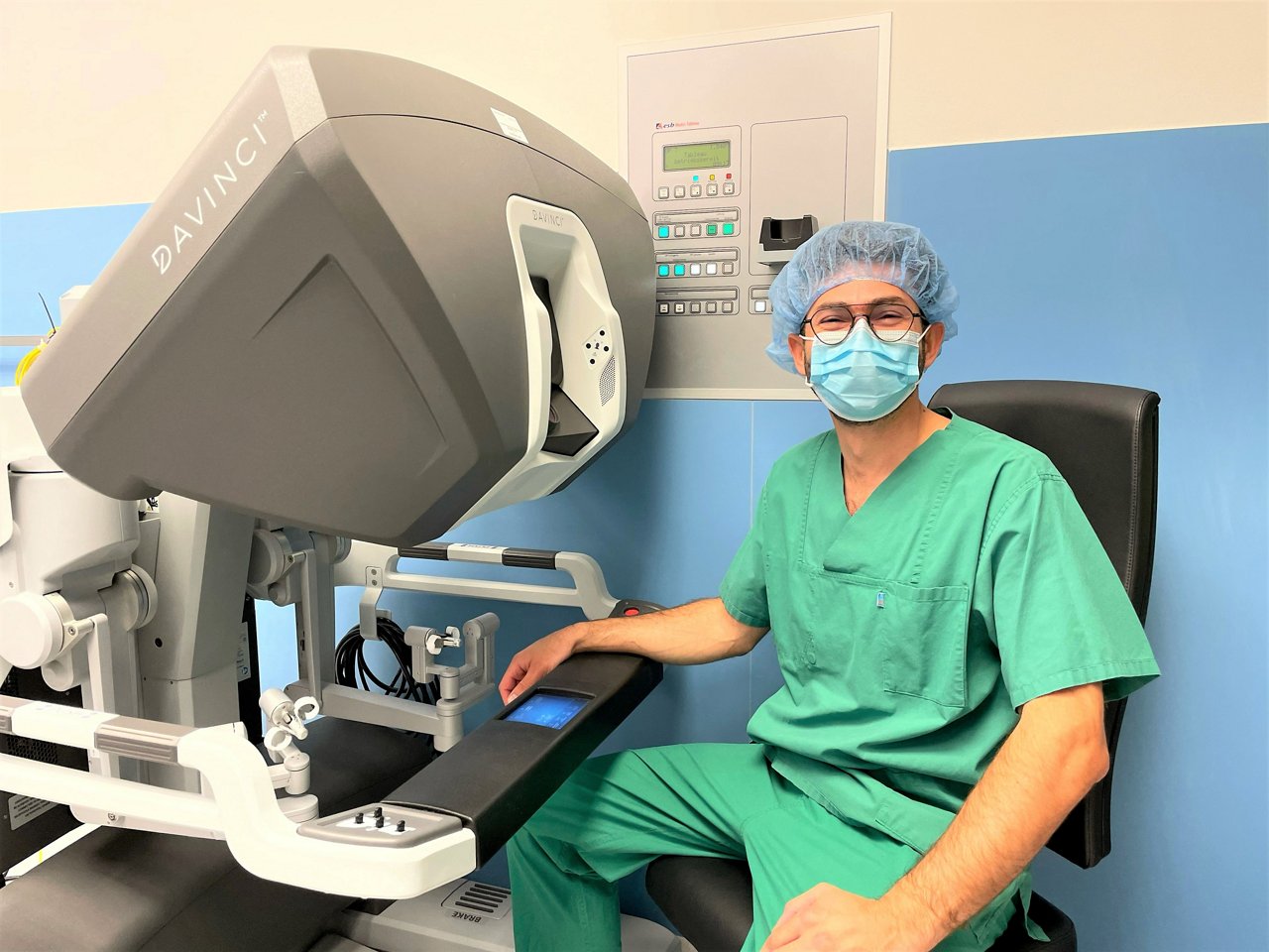 Dr. Aleksanyan am DaVinci OP-Roboter