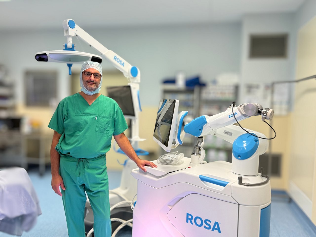PD Dr. med. Kourosh Zarghooni am ROSA® Knee Roboter (Robotic Surgical Assistant)