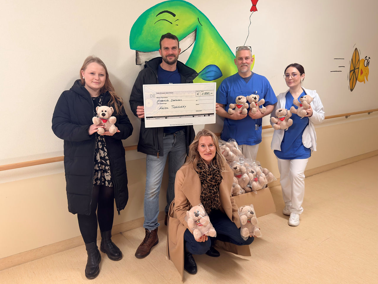 Bärenstarke Gäste: Pfandspende beschert Kinderklinik am Helios Klinikum Hildesheim hunderte Kuschelbären
