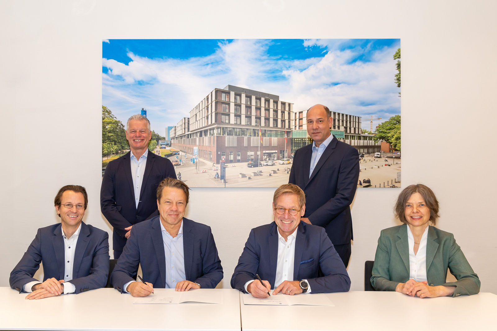 v1; Kooperation Orthopädie UKE & Helios ENDO-Klinik-Hamburg; Dr. Thorsten Gehrke; Philip WEttengel, Robert Möller (Helios); Prof. Dr. med.
Christian Gerloff; FEAN FESO; Ärztlicher Direktor; Vorstandsvorsitzender; Vorstand; Facharzt für Neurologie; Prof. Dr. Blanche Schwappach-Pignataro; Dekanin; Univ.-Prof. Dr. med. Frank Timo Beil; MBA; Klinikdirektor; Zentrum für Operative Medizin; ZOM; Klinik und Poliklinik für Orthopädie; Facharzt für Orthopädie und Unfallchirurgie; Spezielle Orthopädische Chirurgie; Orthopädische Rheumatologie; Physikalische Therapie und Balneologie; Notfallmedizin