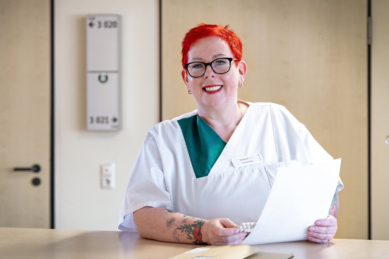 Krankenpflegehelferin Sabine  am Tresen