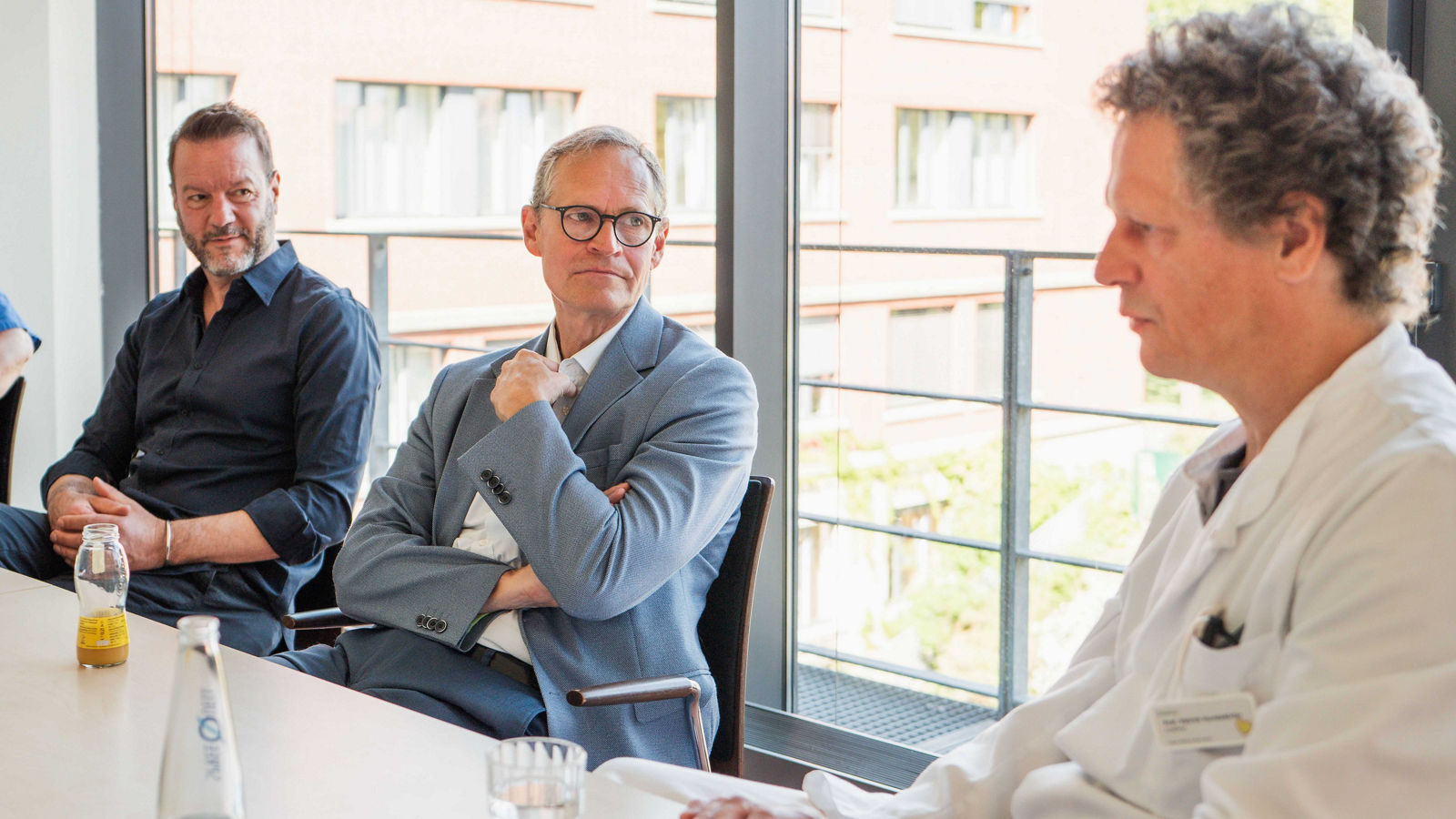 Florian Schwiecker und Michael Müller im Gespräch mit Prof. Dr. med. Patrick Hundsdörfer, Vorstandsvorsitzender des ICKE Vereins in Buch und Chefarzt der Kinder- und Jugendmedizin am Helios Klinikum Berlin-Buch (v.l.n.r.).