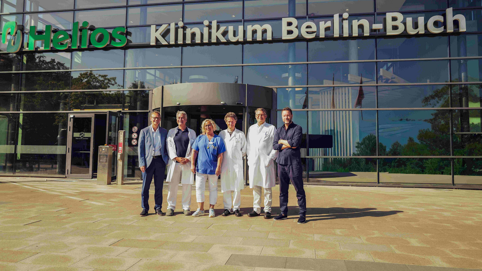 Michael Müller, Dr. med. Daniel Haselbusch (Stellvertretender Vorsitzender ICKE Verein in Buch und Leitender Oberarzt der Kinder- und Jugendmedizin, Rheumatologie), Michaela Raschnewski (Stationsleiterin der Orthopädie), Prof. Dr. med. Patrick Hundsdörfer (Vorstandsvorsitzender ICKE Verein in Buch und Chefarzt der Kinder- und Jugendmedizin), Prof. Dr. med. Robert Krempien (Stellvertretender ärztlicher Direktor und Chefarzt der Strahlentherapie und Radioonkologie) und Florian Schwiecker (v.l.n.r.).