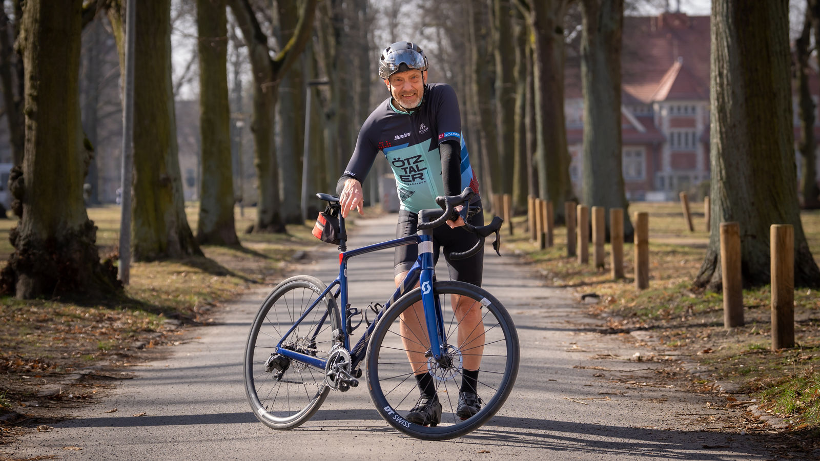 Darmkrebspatient Norbert Hell und sein Rennrad. 