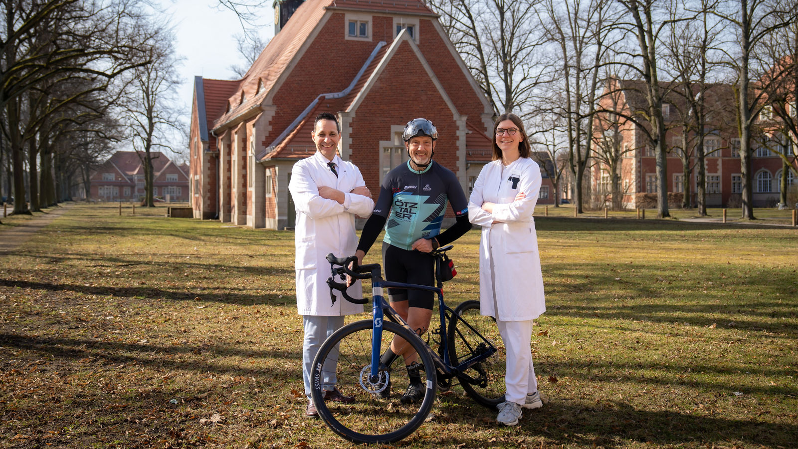 Darmkrebspatient Norbert Hell (Mitte) gemeinsam mit Prof. Dr. med. Roger Wahba, Chefarzt der Allgemein-, Viszeral- und Onkologischen Chirurgie (links) und Rabea Vorholt, Ärztin in Weiterbildung der Allgemein-, Viszeral- und Onkologischen Chirurgie am Helios Klinikum Berlin-Buch.