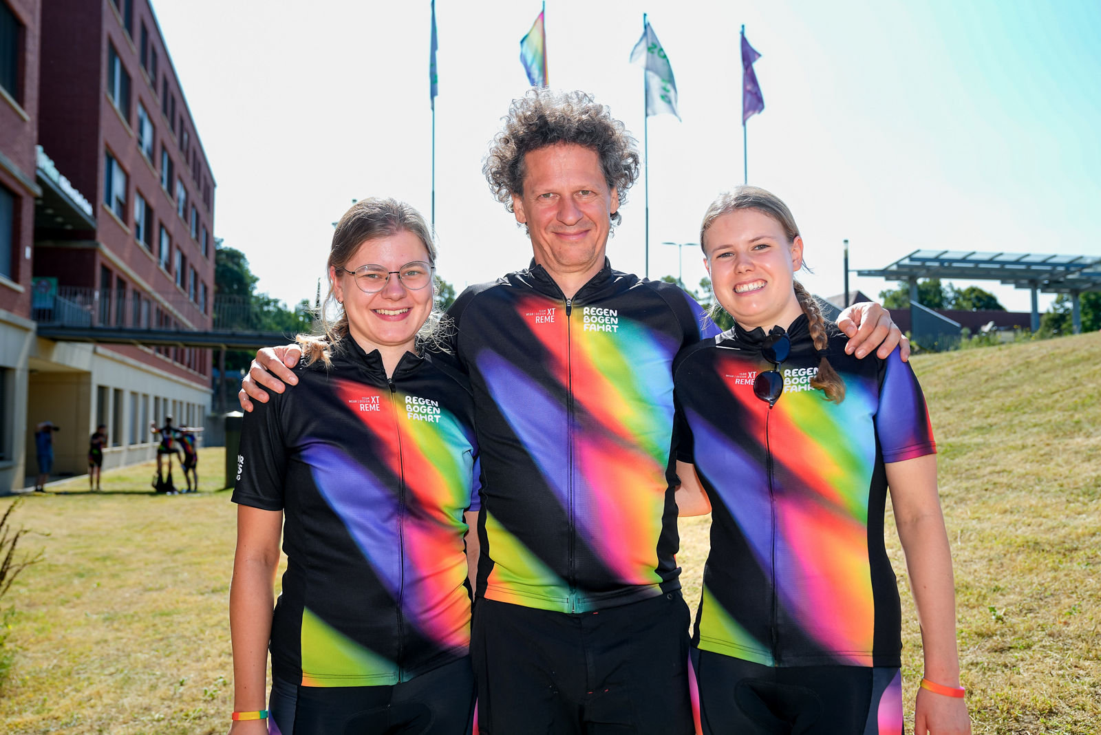 Regenbogenfahrt 2024 Dr. Hundsdörfer und Regenbogenfahrerinnen