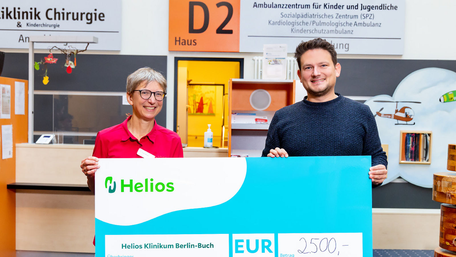 Scheckübergabe von Frau Dr. med. Antje Hoffmann an Herrn Weber Geschäftsführer Hilfe für Jungs e.V. Projekt: Berliner Jungs
