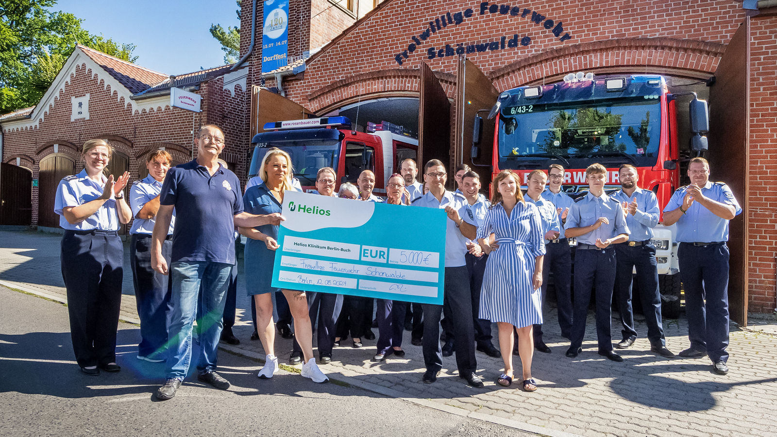 Scheckübergabe Helios läuft und Freiwillige Feuerwehr Schönwalde