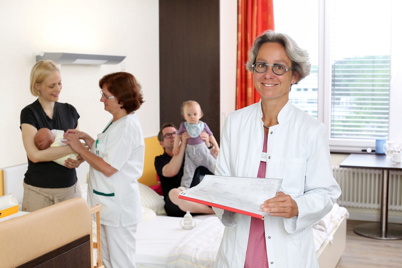 Ärztin der Geburtshilfe steht im Familienzimmer der Wahlleistung im Helios Klinikum Berlin-Buch