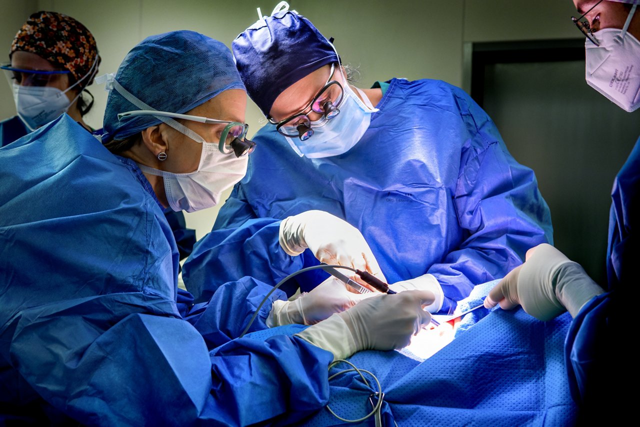 Operationsteam in Operationskleidung während eines Eingriffs