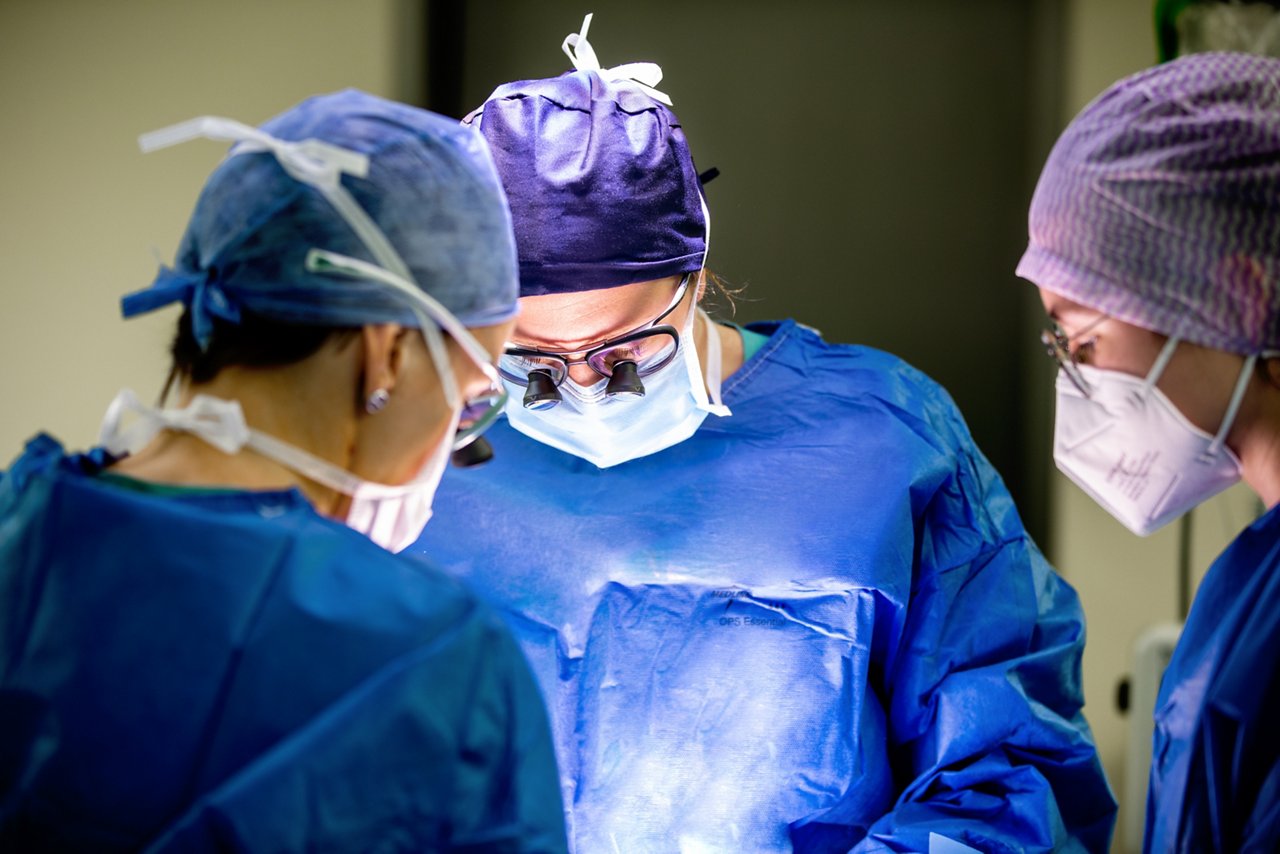 Operationsteam in Operationskleidung während eines Eingriffs