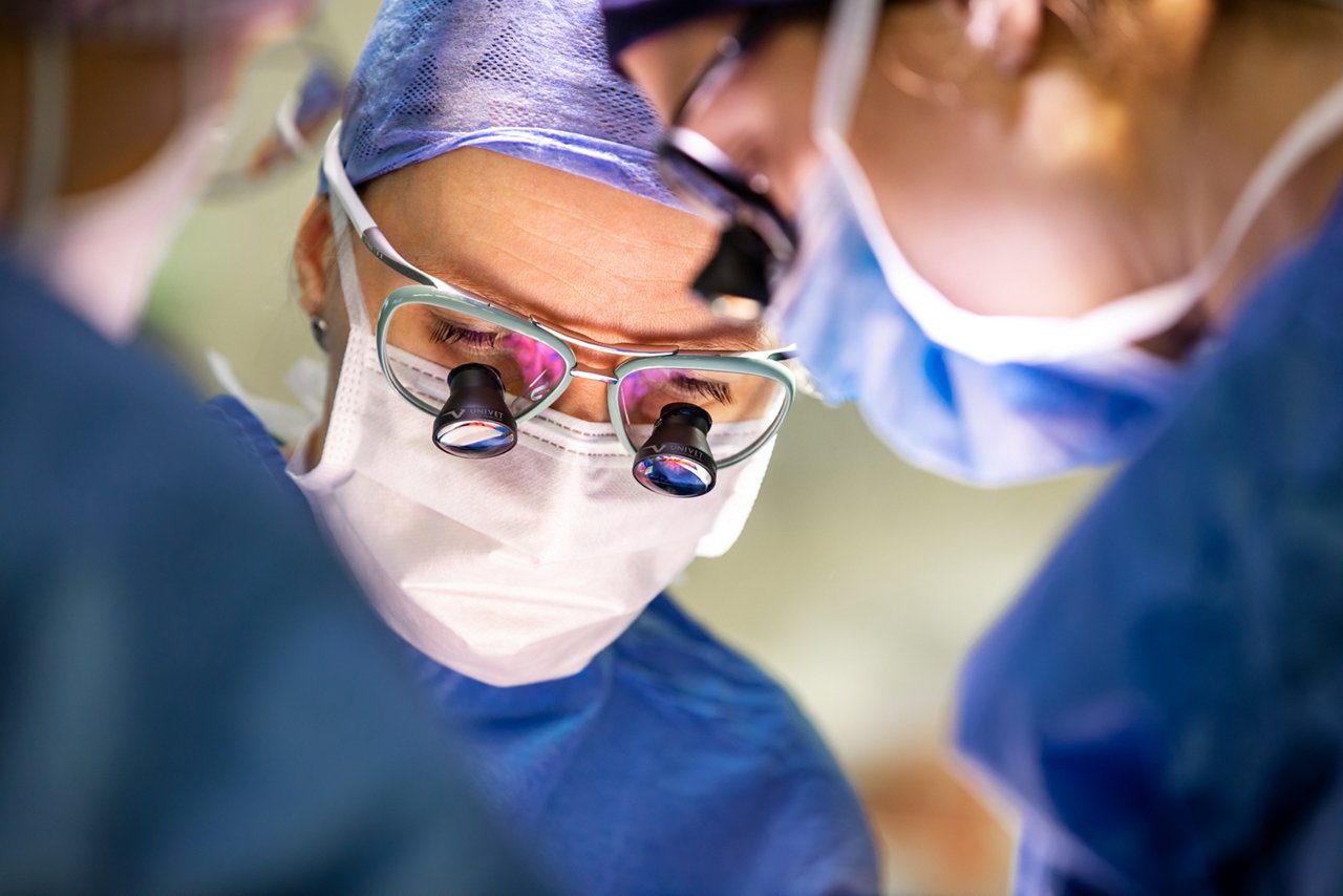 Operationsteam während einer Operation mit Lupenbrillen