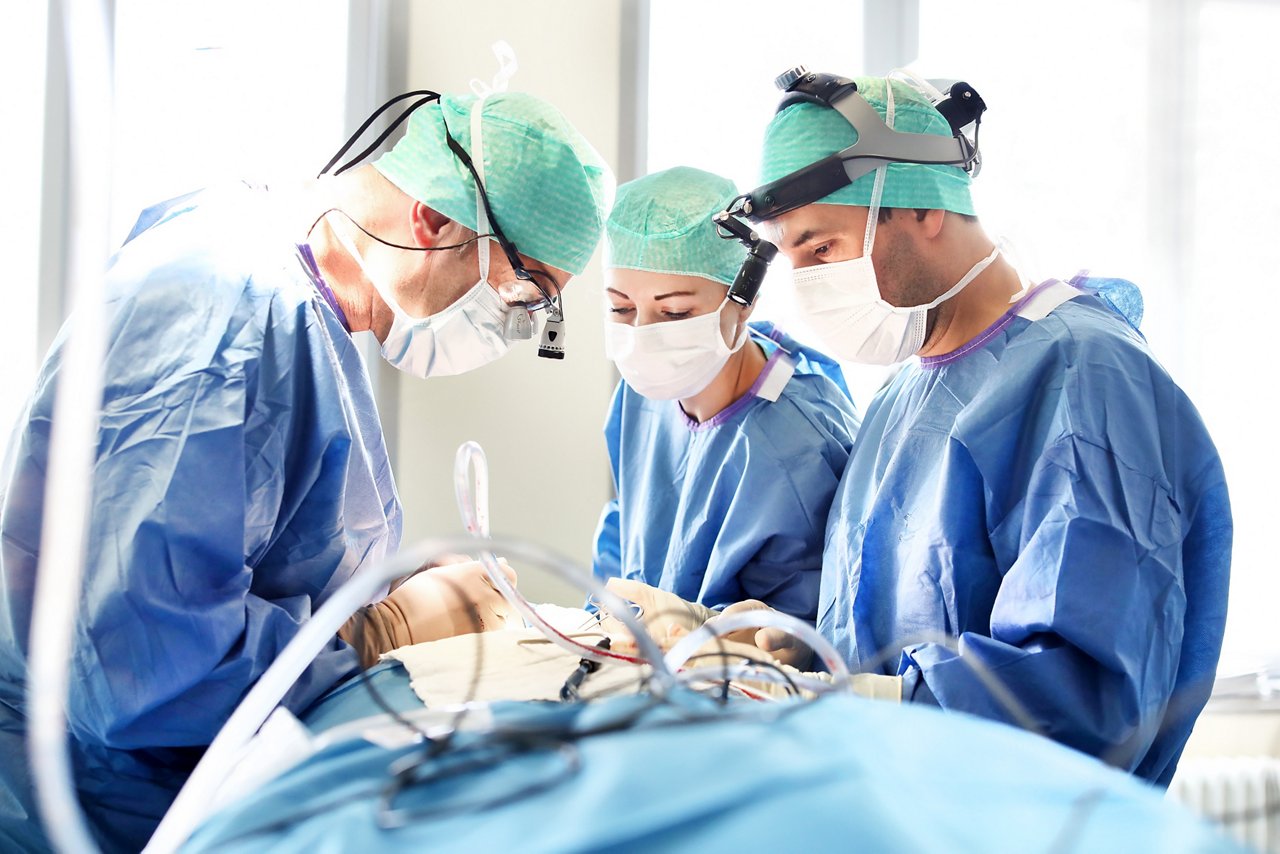 medizinisches Personal in Operationskleidung am Operationstisch während eines Eingriffs