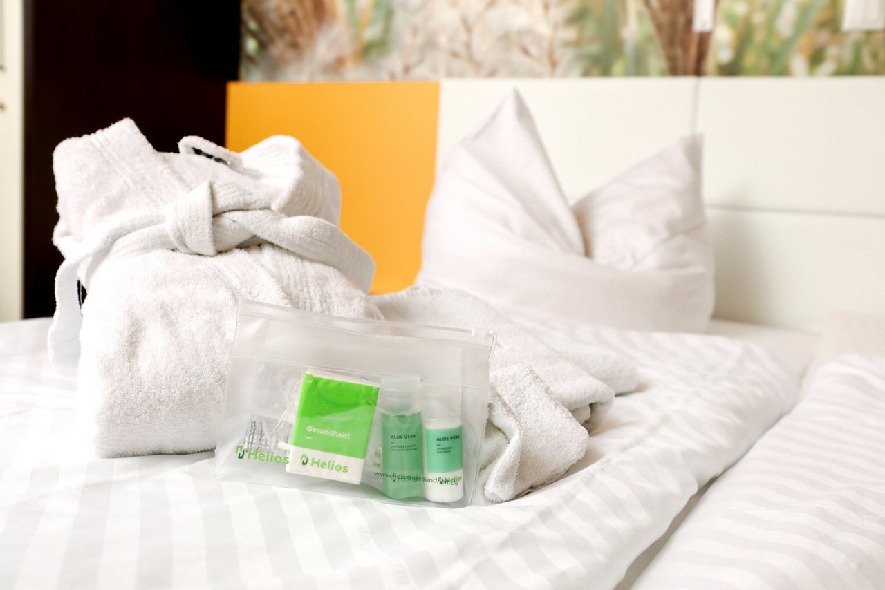 Hygieneartikel auf einem Bett der Wahlleistungsstation im Helios Klinikum Berlin-Buch