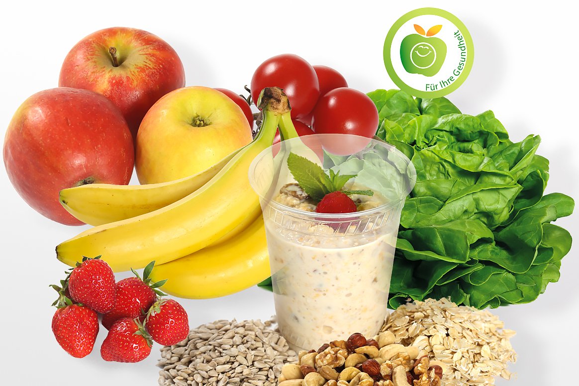 Arrangement von gesunden Lebensmitteln auf weißem Untergrund