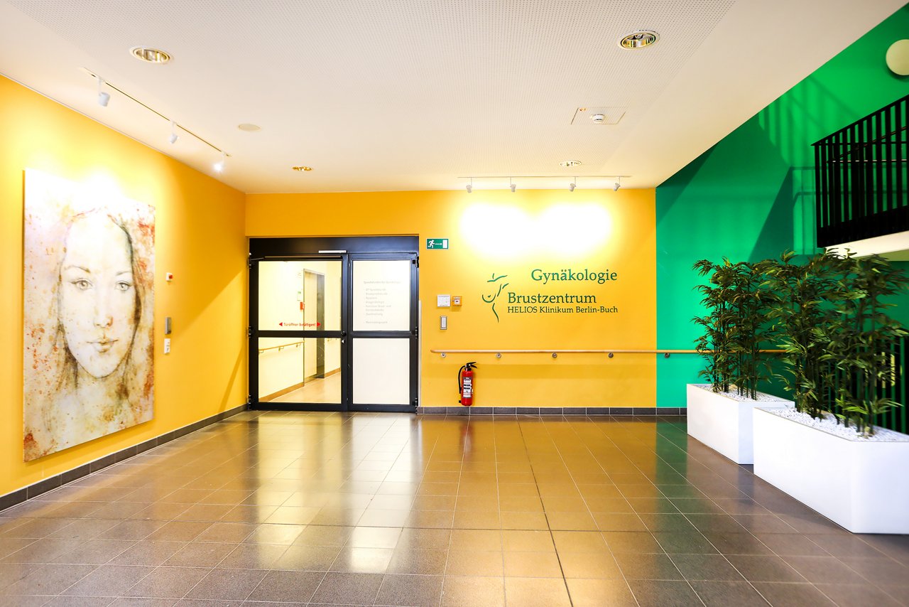 Einladener Eingangsbereich zum Brustzentrum im Helios Klinikum Berlin-Buch