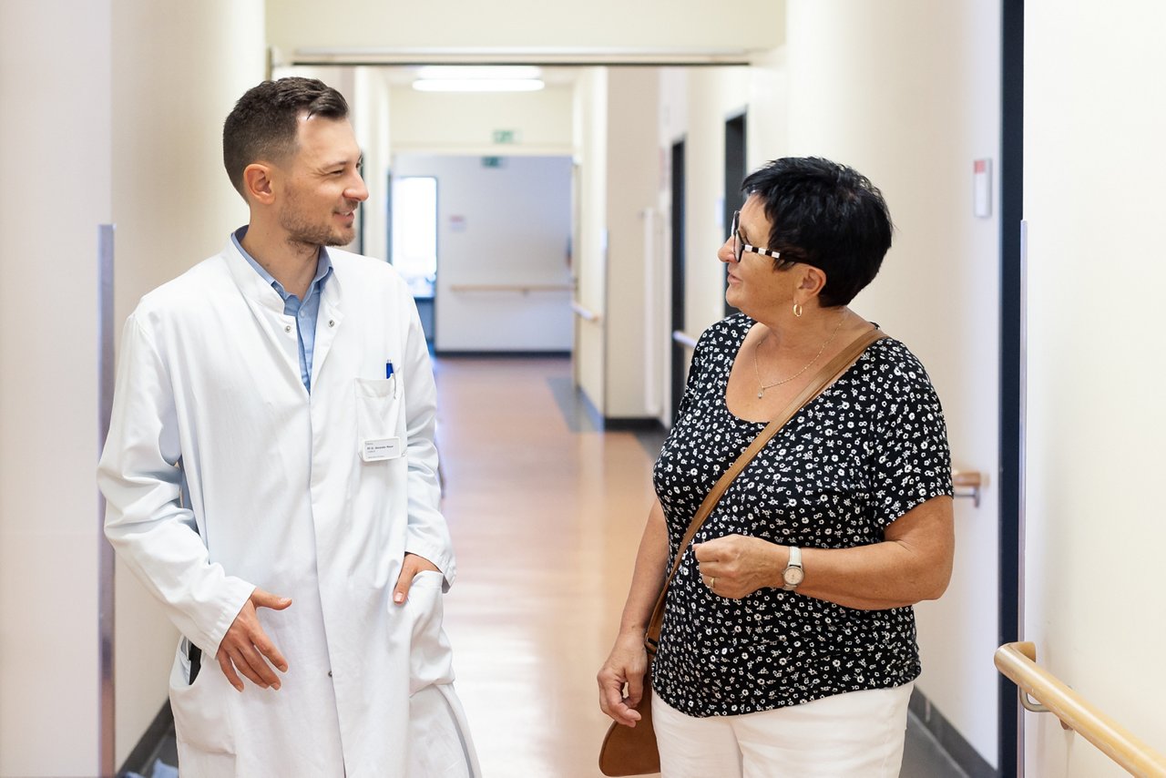 Arzt-Patientengespräch in der Gefäßchirurgie im Helios Klinikum Berlin-Buch