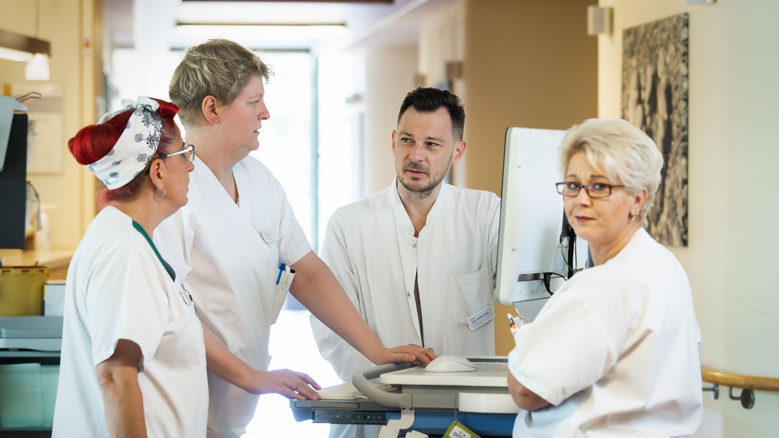 Chefarzt Dr. med. Alexander Meyer mit Team bei Visite der Gefäßchirurgie im Helios Klinikum Berlin-Buch