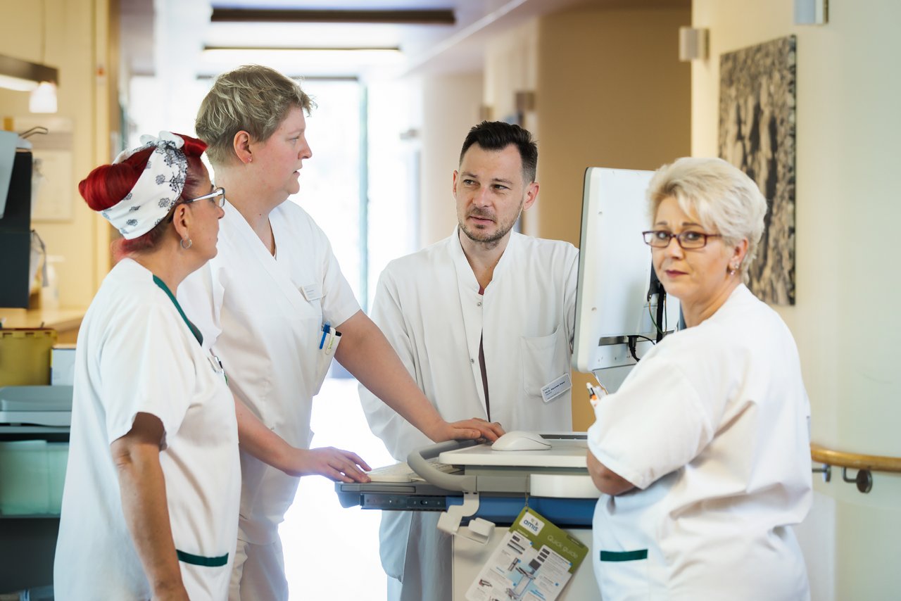 Chefarzt Dr. med. Alexander Meyer mit Team bei Visite der Gefäßchirurgie im Helios Klinikum Berlin-Buch