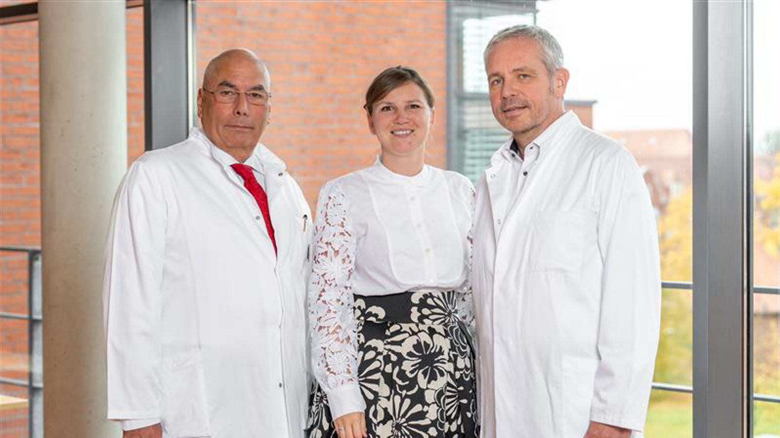 Bisheriger Chefarzt der Klinik für Onkologie und Palliativmedizin Prof. Dr. med. Peter Reichardt, Klinikgeschäftsfühmrerin Carmen Bier, neuer Chefarzt der Klinik für Onkologie und Palliativedizin Priv.-Doz. Dr. med. Daniel Pink (v.l.n.r.), freuen sich auf die gemeinsame Zusammenarbeit