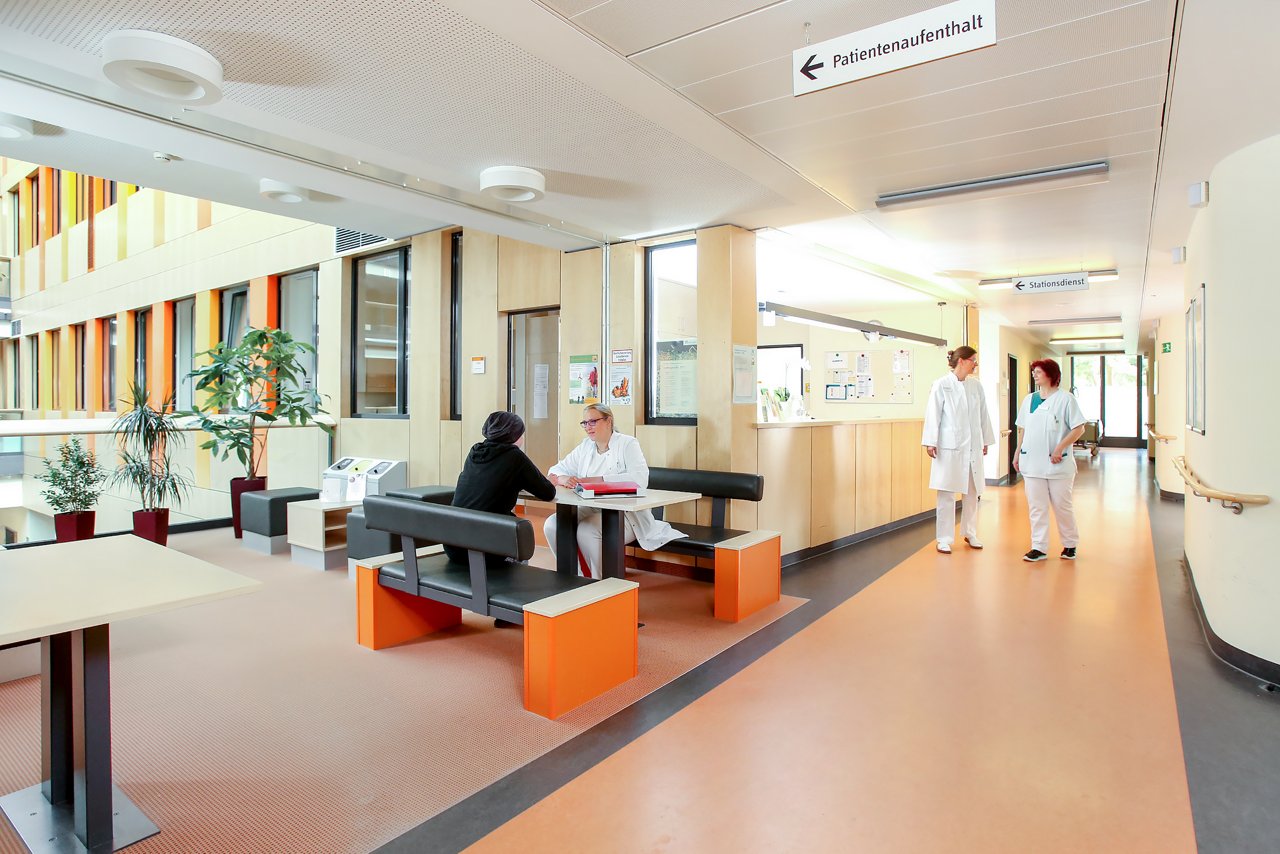 Aufenthaltsbereich und Stationsflur der Gynäkologie