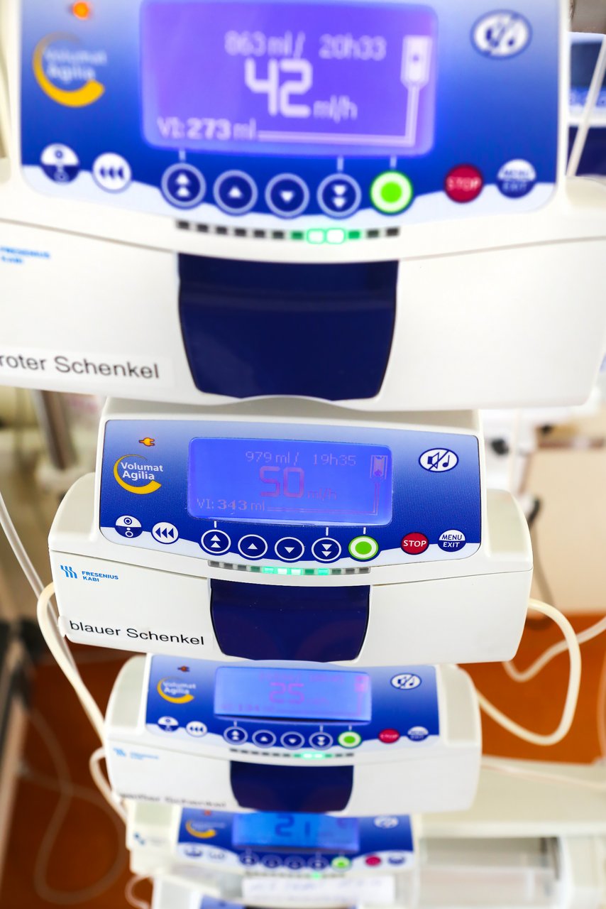 bestückte Perfusoren, die übereinander aufgereiht sind