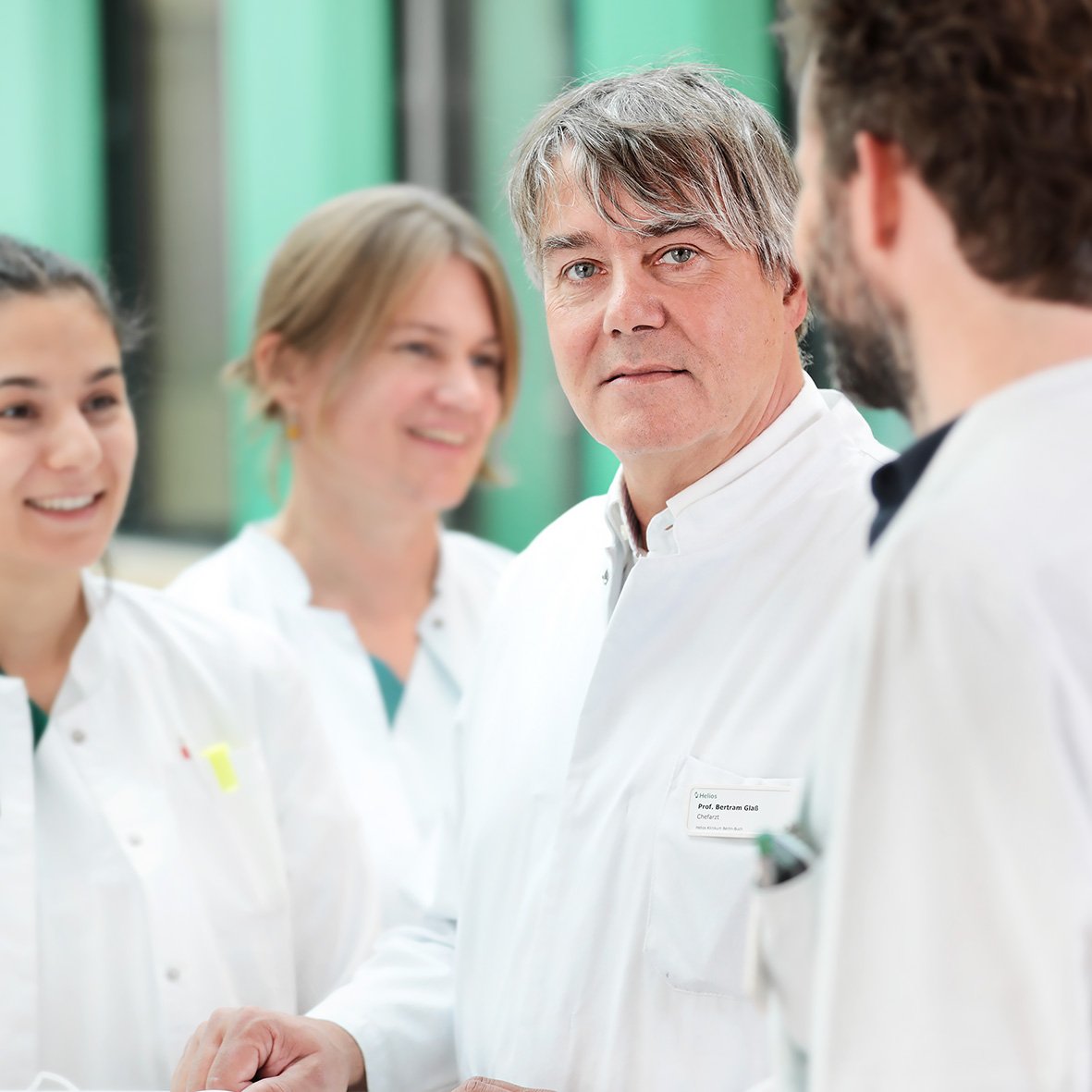 Chefarzt der Hämatologie mit ärztlichen Kolleg:innen