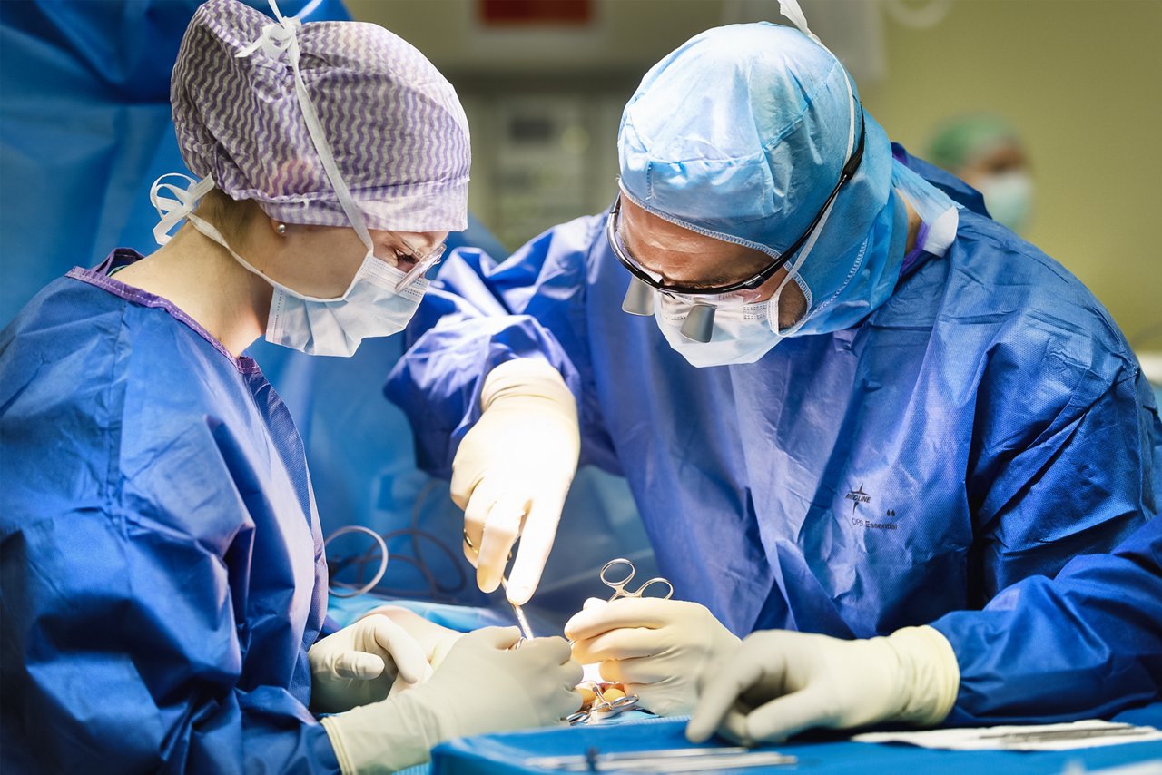 Ärzte der Handchirurgie bei einer Operation