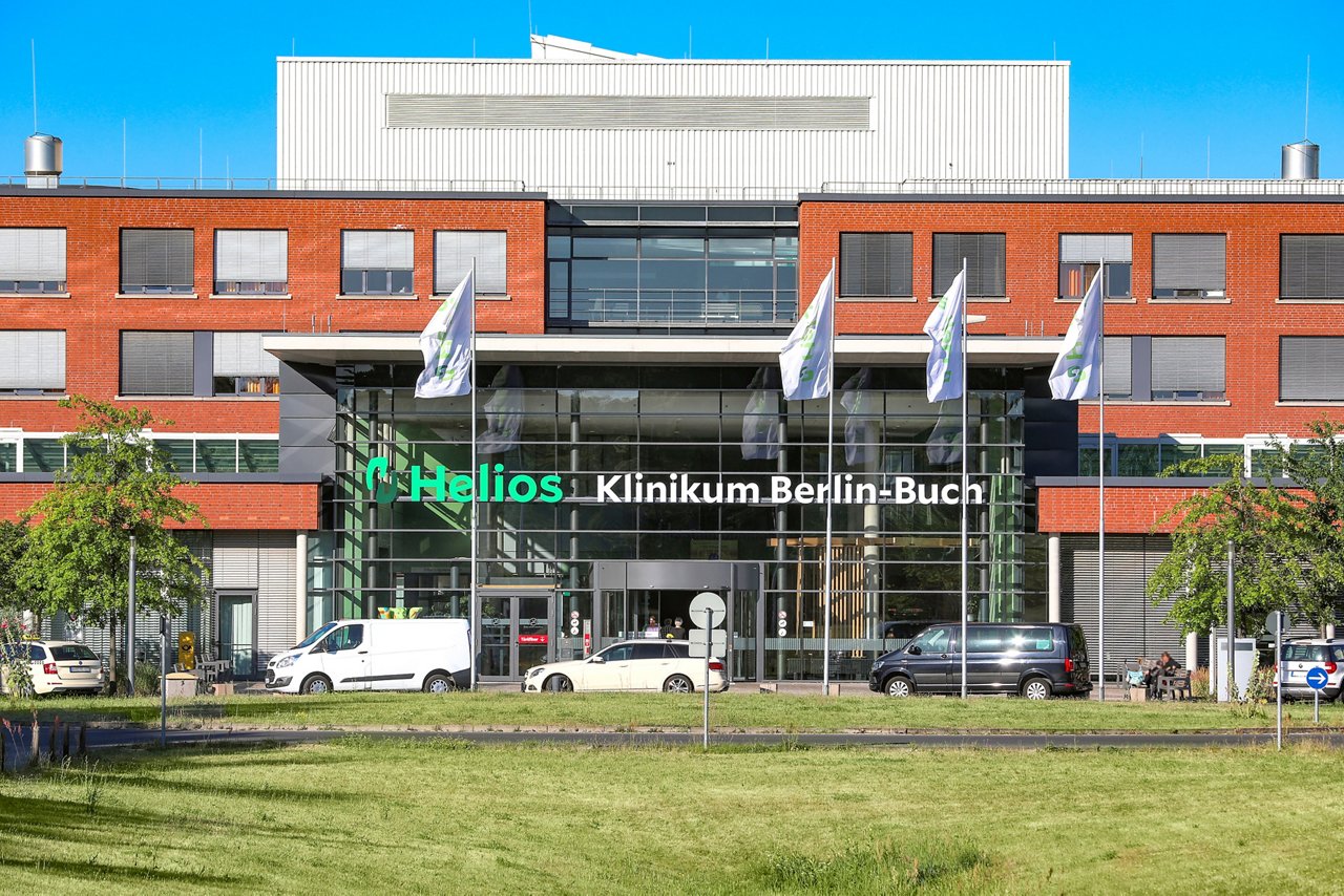 Helios Klinikum Berlin-Buch,
Haupteingang,
Schwanebecker Chaussee 50