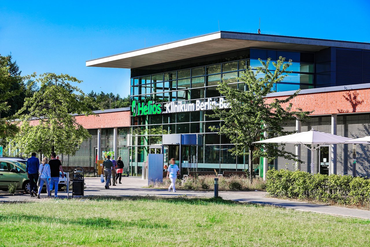 Helios Klinikum Berlin-Buch, Haupteingang, seitlich, Sommer