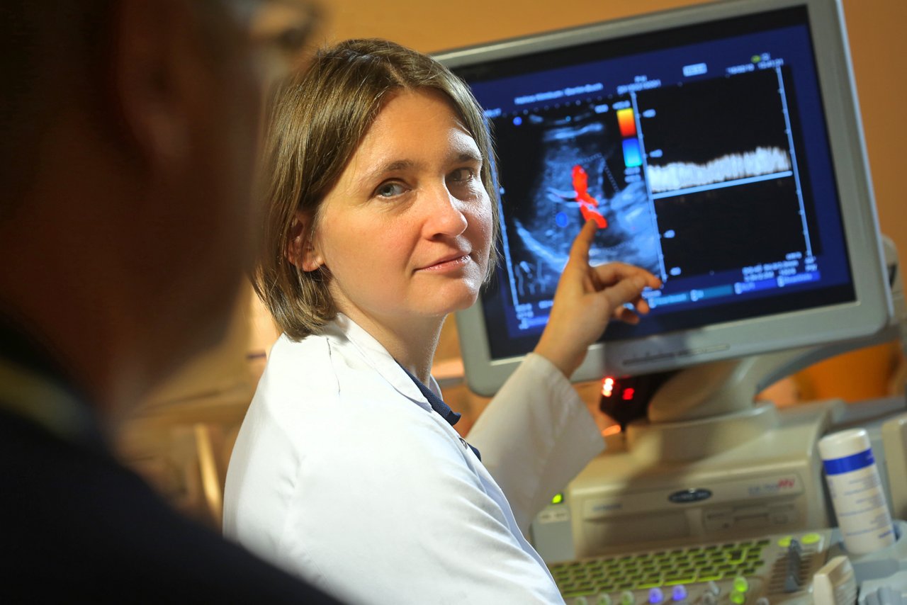 Ärztin zeigt auf Untersuchungsbild