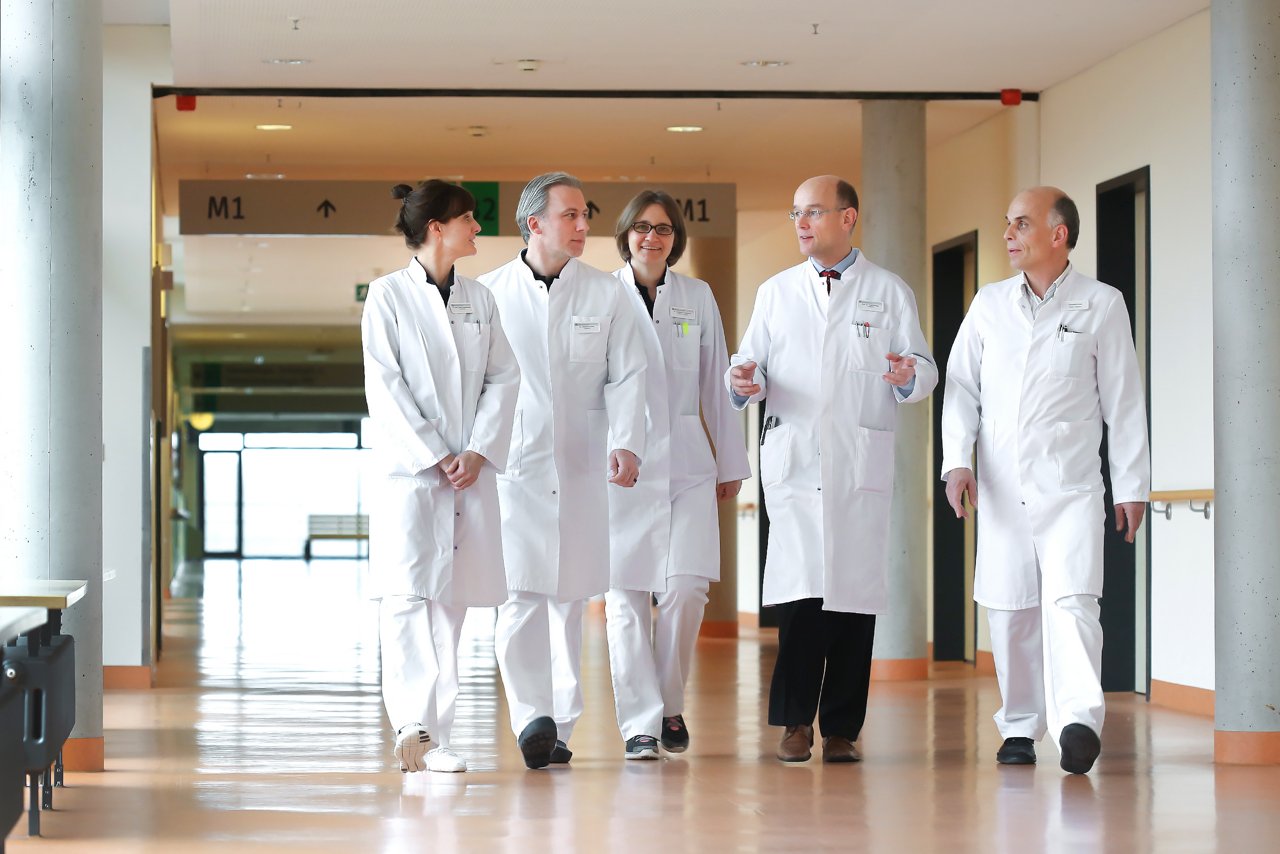 Ärztliche Leitung des Fachbereiches Innere Medizin  läuft über den Krankenhausflur