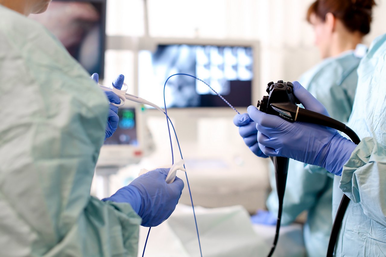 Mehrere medizinische Fachkräfte während einer endoskopischen Untersuchung 