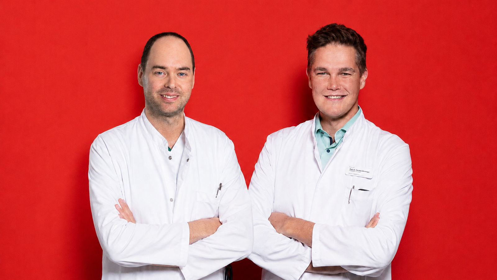Jan Koch, Oberarzt der Klinik für Geriatrie, und Prof. Dr. med. Fabian Mühlberg, Leitender Oberarzt der Klinik für Kardiologie & Nephrologie, freuen sich über das erfolgreiche Anlaufen der kardiologisch-geriatrische Frührehabilitation am Helios Klinikum Berlin-Buch.