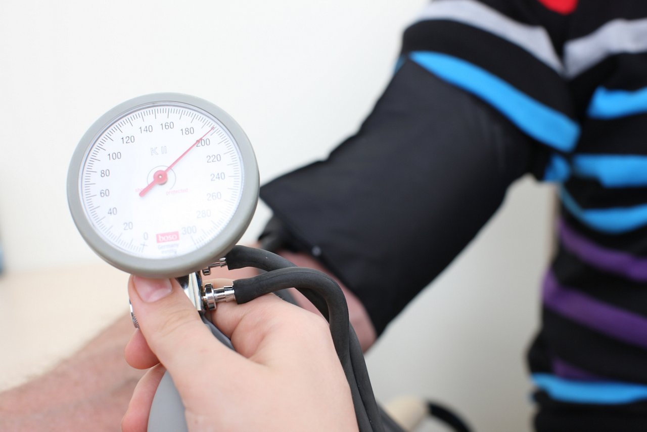 Blutdruck wird bei einer Patientin gemessen