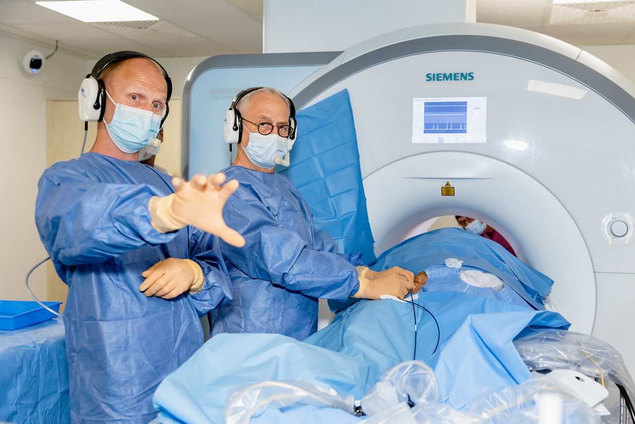 Ärzte-Team beim Herzkathetereingriff im Kardio-MRT