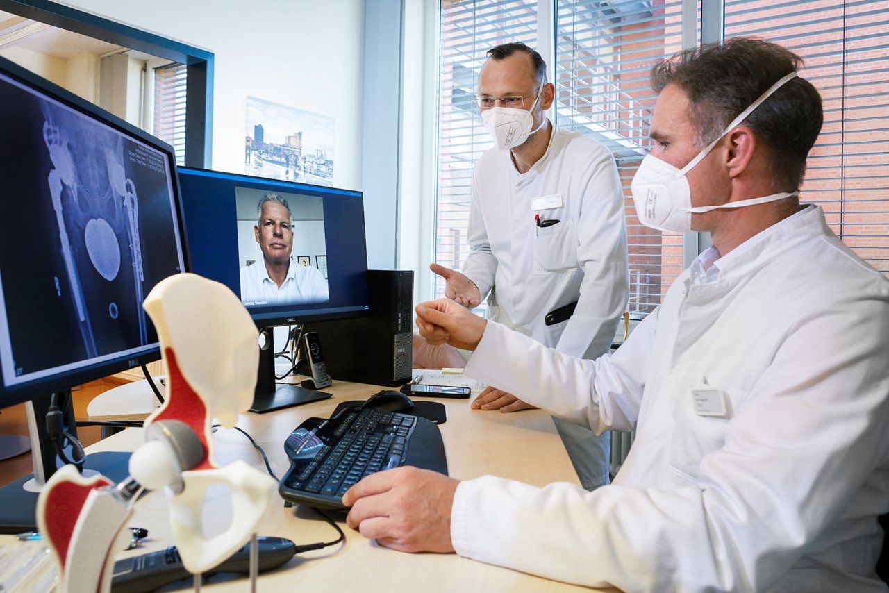 Helios Endoklinik Berlin-Buch, Skypecall mit Dr. Gehrke in Hamburg, Prof. Kendoff, Oberarzt Fehlberg