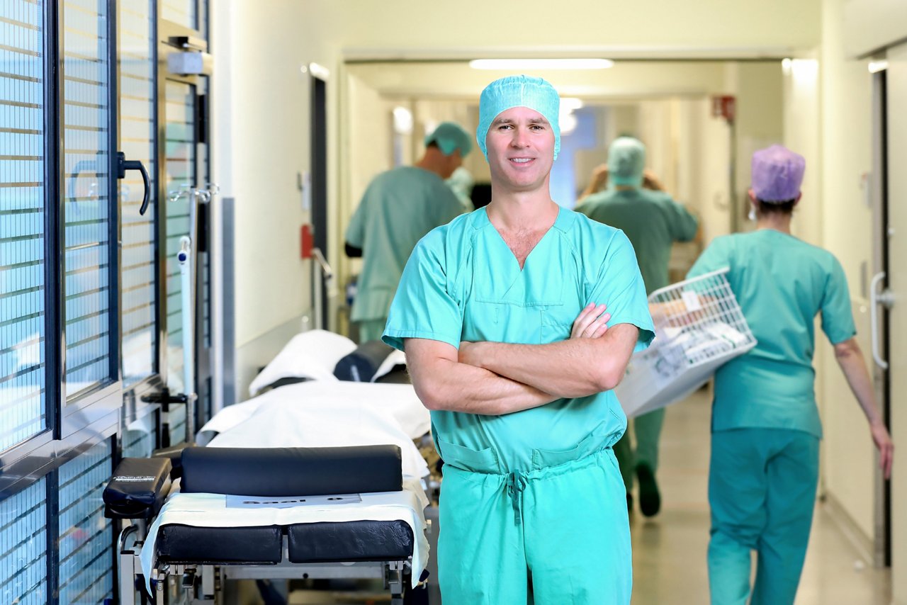 Chefarzt Prof. Dr. med. Kendoff steht in OP-Kleidung im OP-Flur des Helios Klinikums Berlin-Buch