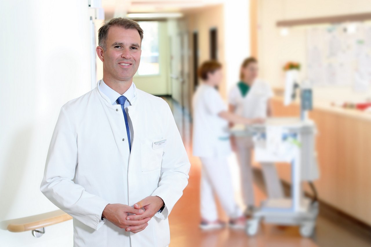 Chefarzt Prof. Dr med. Kendoff auf dem Stationsflur der Orthopädie im Helios Klinikum Berlin-Buch