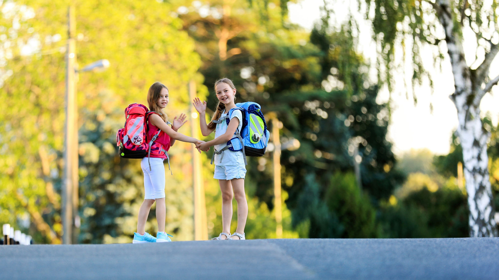 Kinder auf dem Weg zur Schule